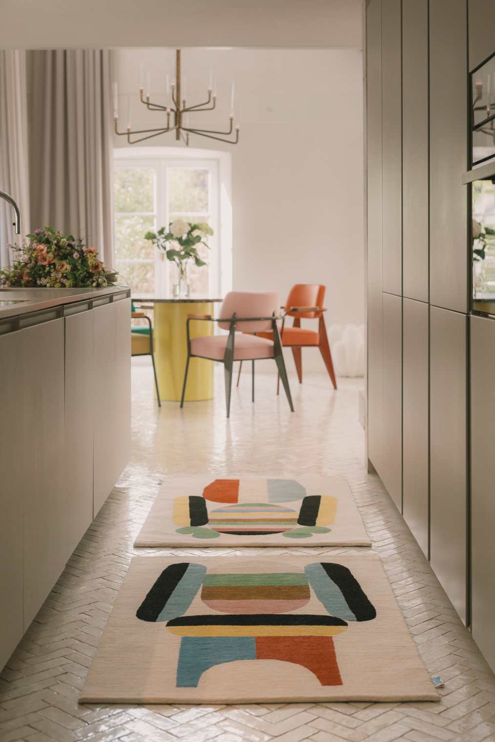 Zwei Bela Teppiche mit abstraktem Design in moderner Küche. Designerteppiche für stilvolles Wohnen.