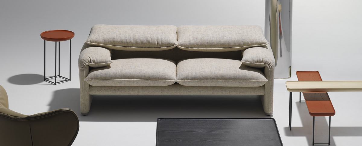 Beige 675 Maralunga Sofa Zweisitzer von Cassina, modernes Design Sofa mit Stoffbezug für Wohnzimmer.