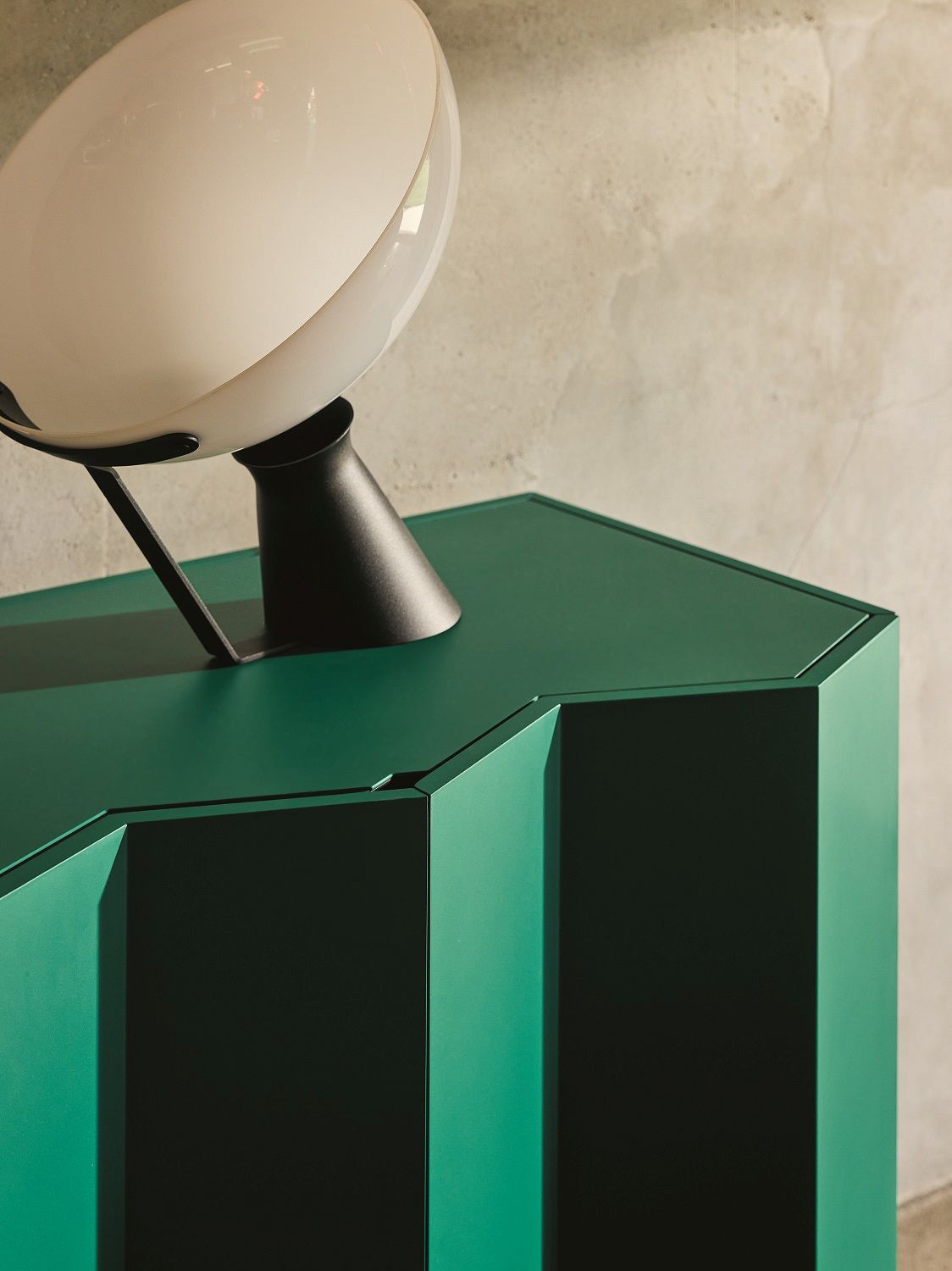 Detailaufnahme des grünen Z24 Sideboards von Zanotta mit Lampe, modernes Designmöbel für Wohnzimmer und Büro.