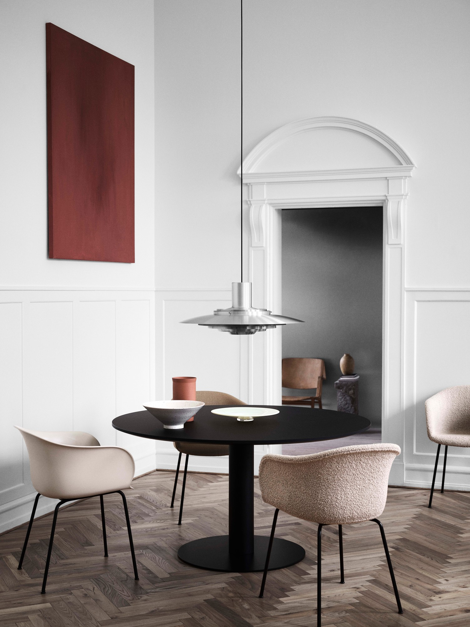 Esszimmer mit P376 Pendelleuchte aus Aluminium von AndTradition über schwarzem Esstisch. Designleuchte.