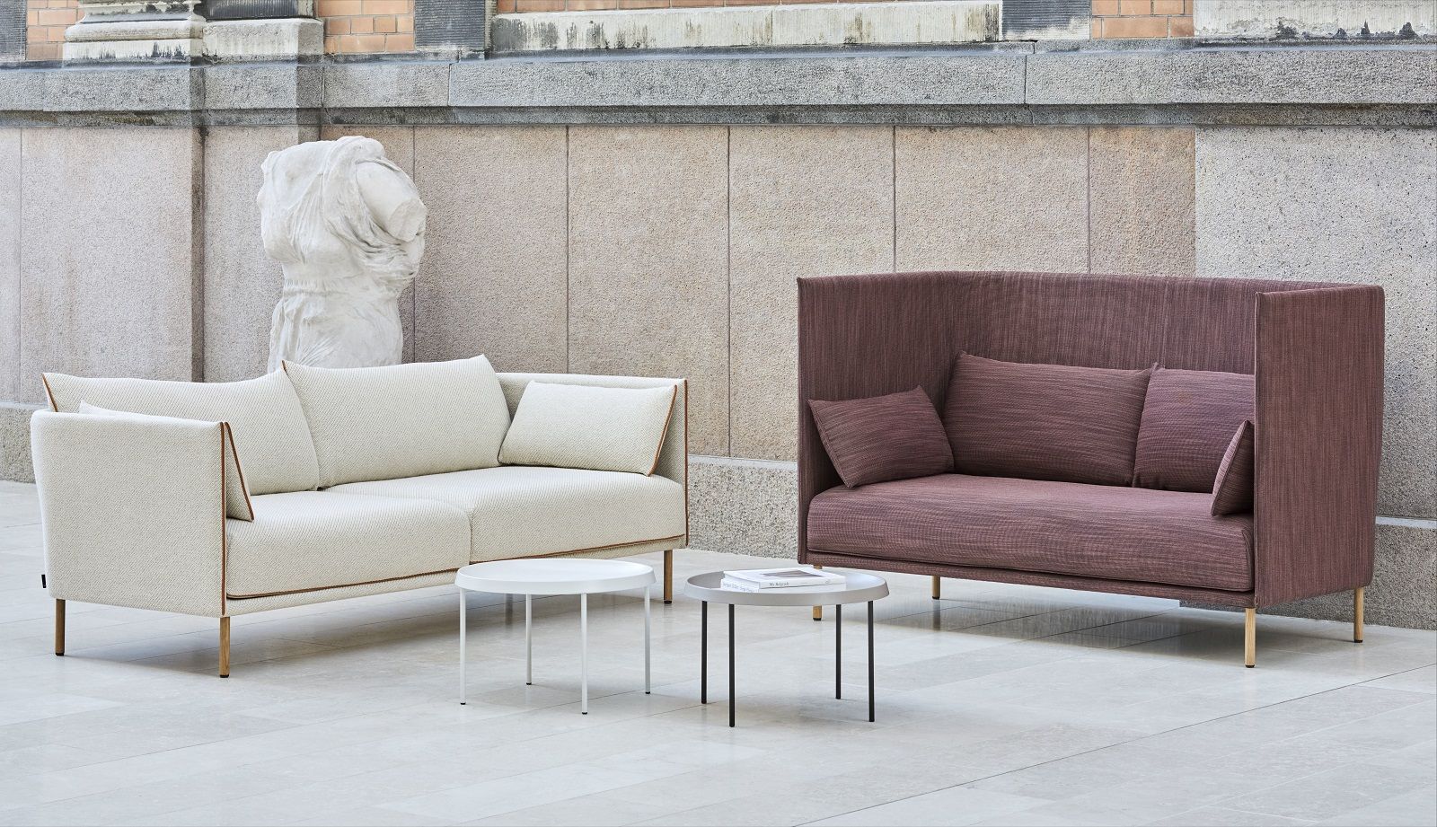 Zwei Sofas: Beiges Silhouette Sofa 2-Sitzer Low Hay und ein hochlehniges Sofa in Pflaume.