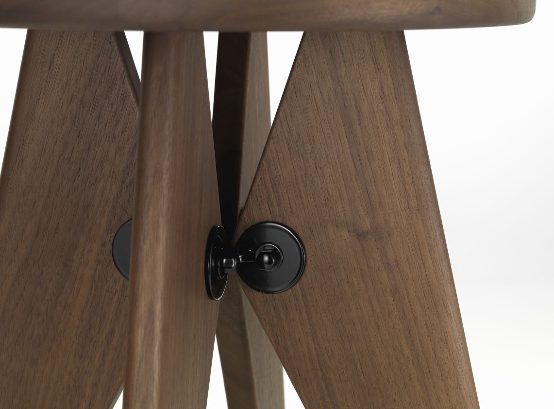 Detailaufnahme des Tabouret Solvay Hocker von Vitra, gefertigt aus massivem, amerikanischem Nussbaumholz.