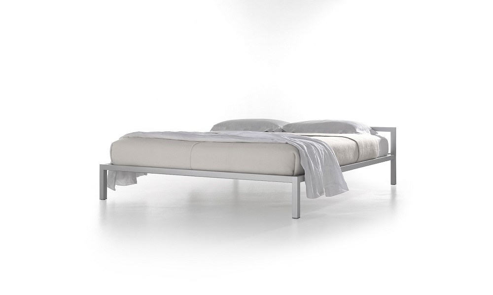 Aluminium Bett mit Lattenrost und weißer Bettwäsche. Modernes Design für Schlafzimmer.