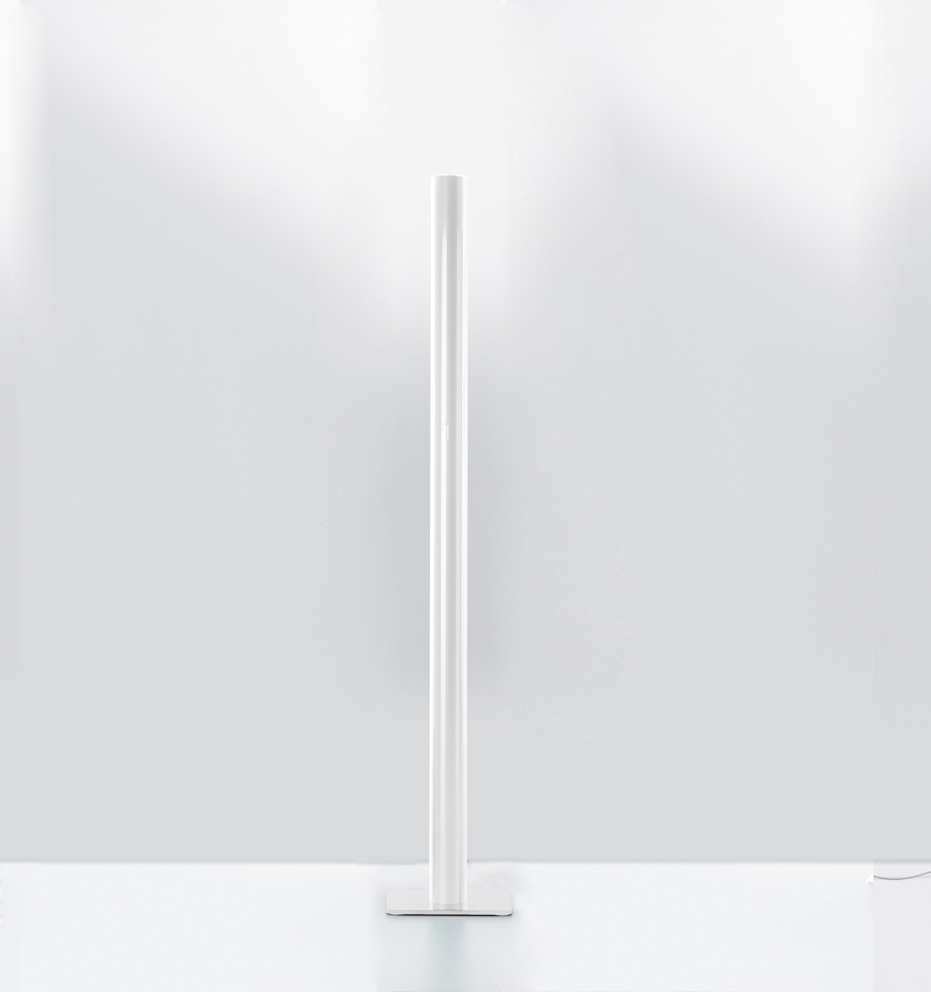 Weiße Ilio LED Stehleuchte von Artemide, minimalistisches Design, moderne Beleuchtung für Wohnräume.
