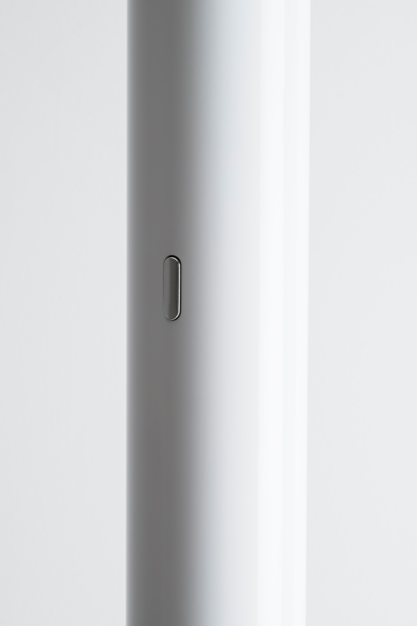 Detailaufnahme der weißen Ilio LED Stehleuchte von Artemide, mit Dimmer.