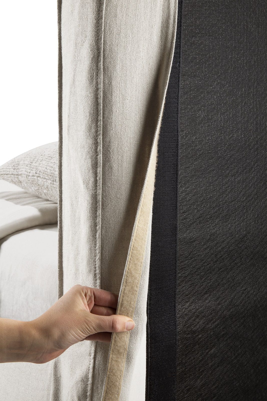 Detailaufnahme: Ethnicraft Revive Bett mit abnehmbarem Bezug, zeigt Klettverschluss und Textur.