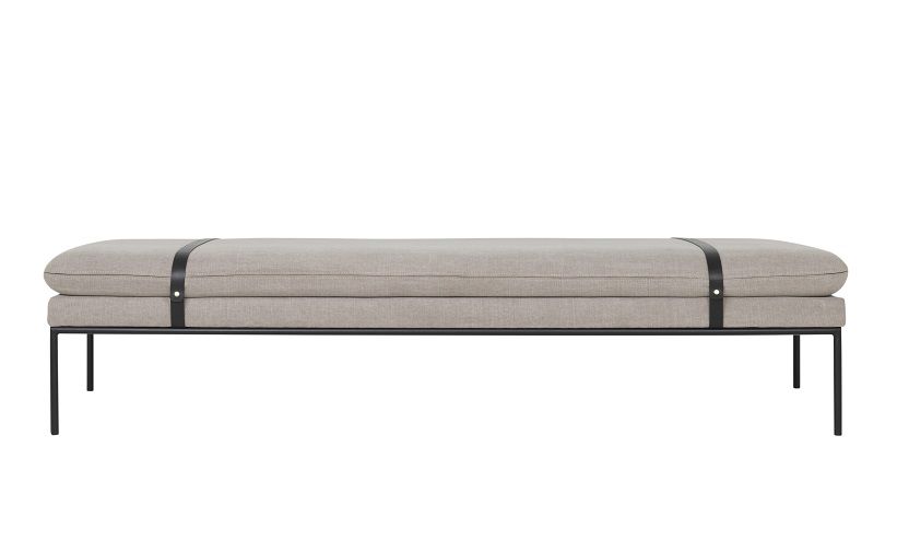 Ferm Living Turn Daybed Liege in Beige mit schwarzem Metallgestell und Lederriemen.
