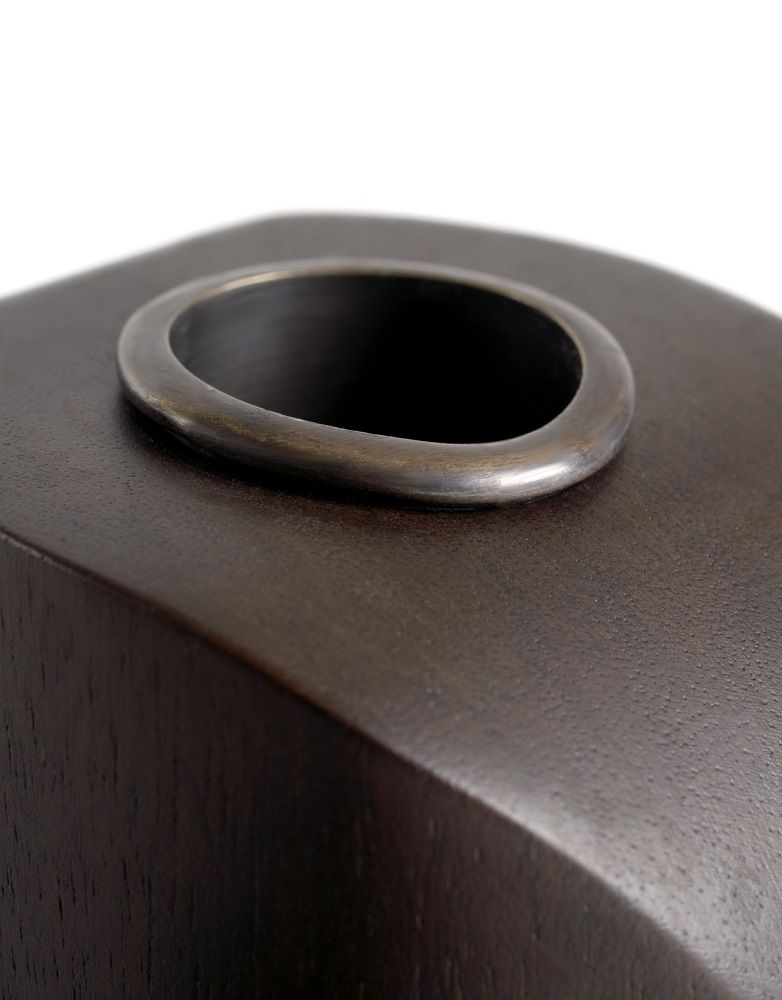 Detailaufnahme: Ethnicraft PI Kerzenhalter aus Mahagoni-Holz mit Metalleinsatz, Teil eines 3-er Sets.