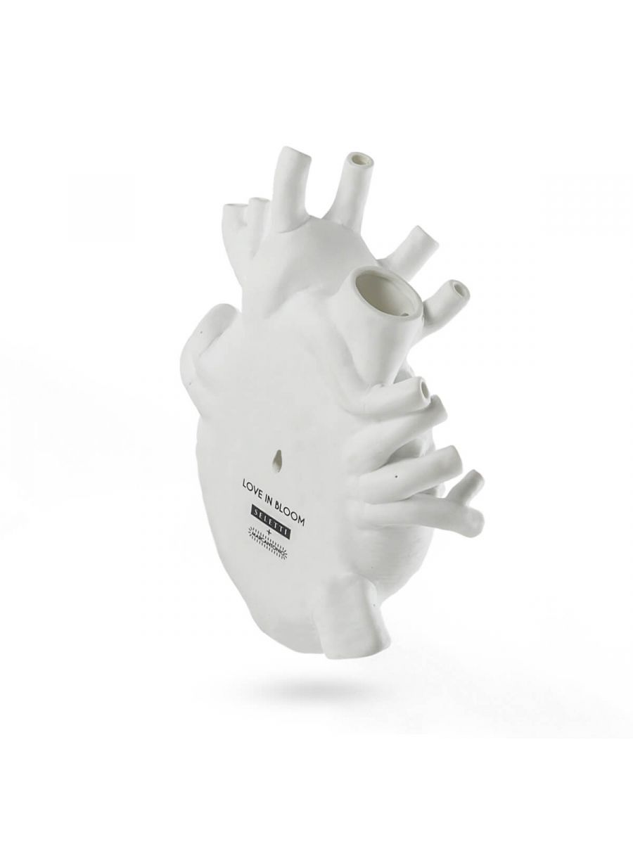Weiße "Love in Bloom" Vase von Seletti in Herzform für Blumen und Dekoration.