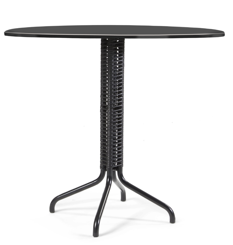 Schwarzer Cielo Table Outdoor Tisch mit runder Tischplatte und geflochtenem Fuß.