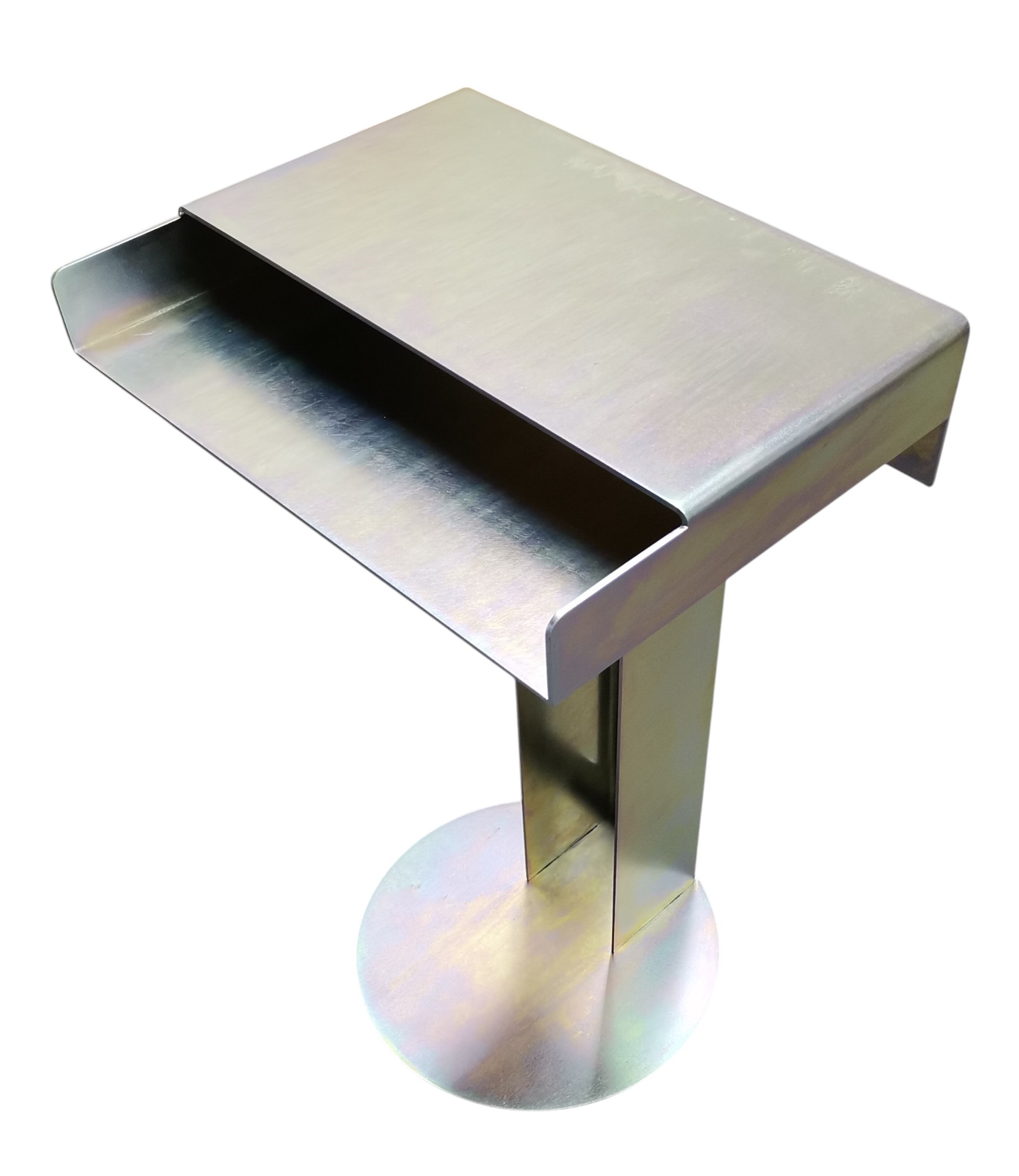Bild eines chromgelben Meta Side Table Beistelltischs von New Tendency, modernes Design mit Ablagefach.
