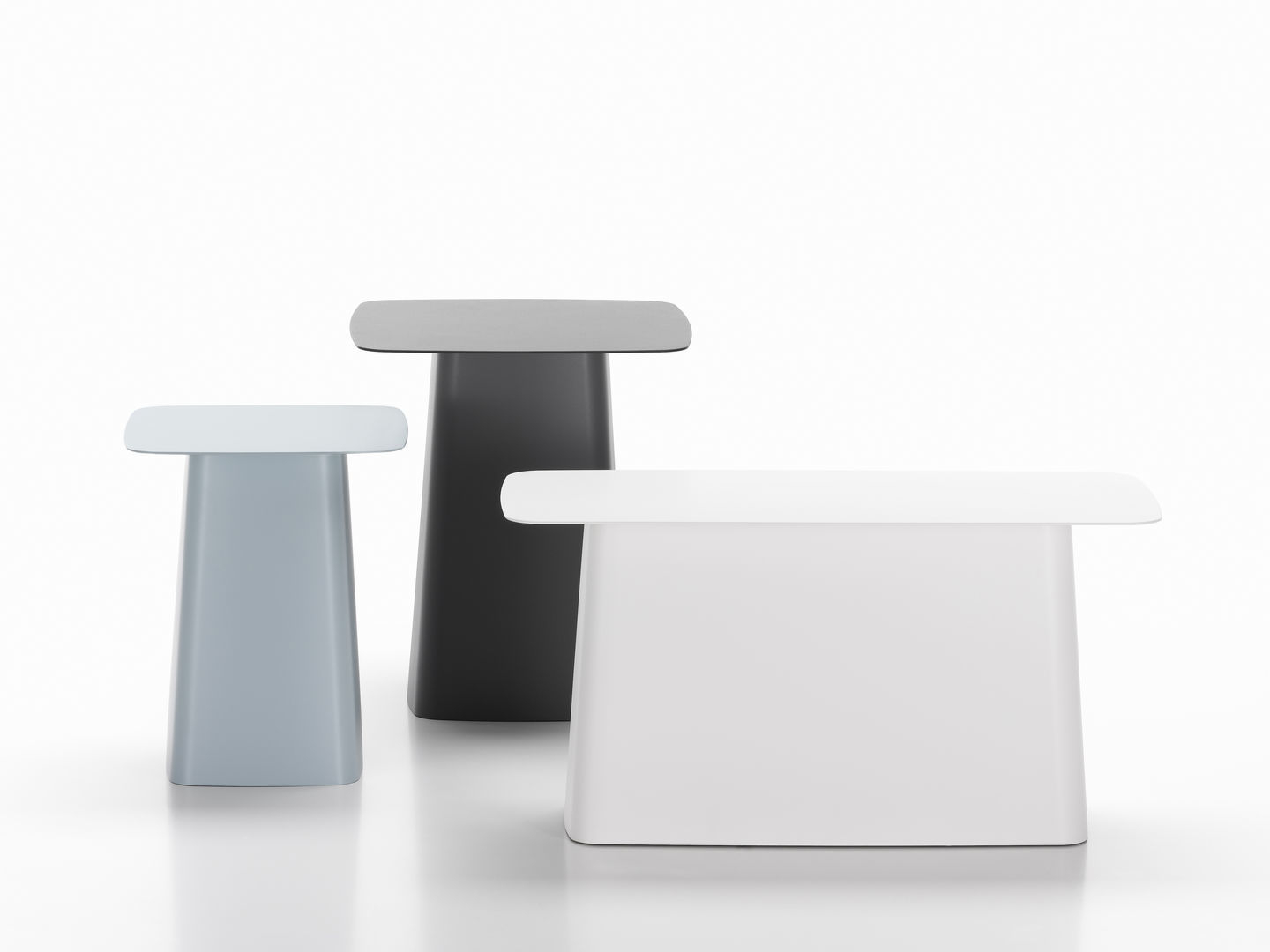 Drei Vitra Metal Side Table Beistelltische in Weiß, Grau und Schwarz auf weißem Hintergrund.