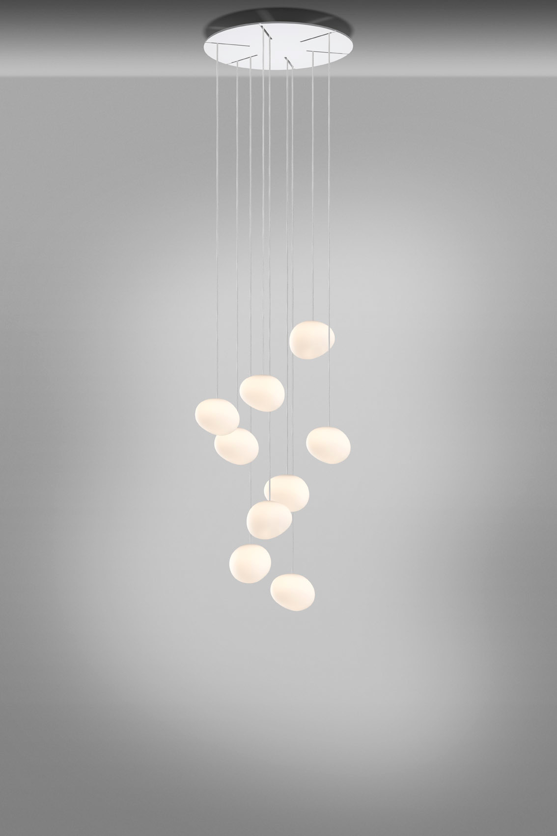 Gregg Pendelleuchte von Foscarini: Moderne Hängelampe mit mehreren organisch geformten, weißen Leuchtkörpern.