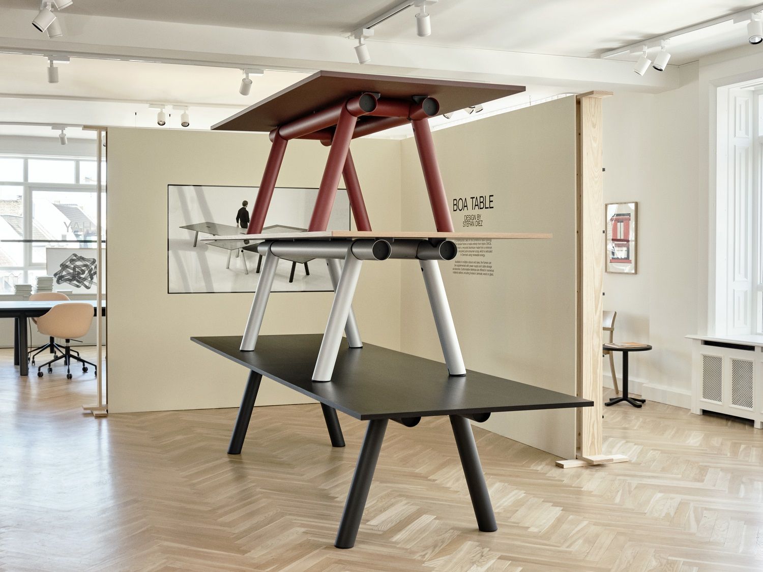 Ansicht des Boa Table Tisches von Hay, ein Konferenztisch mit farbigen Rohrbeinen.