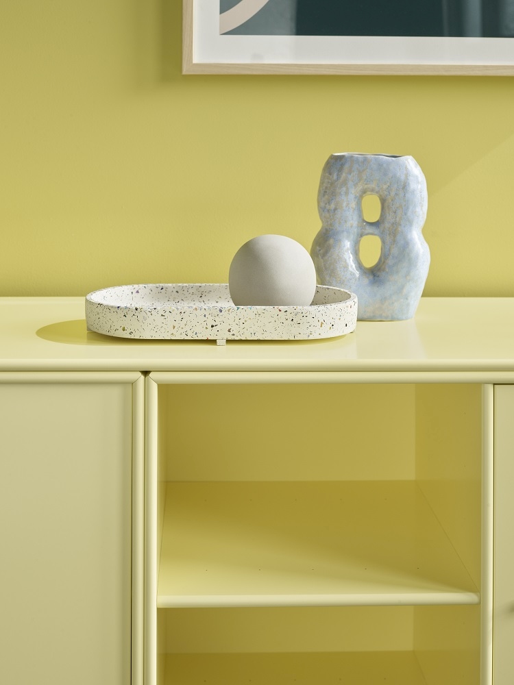 Gelbes Save Sideboard Low von Montana mit Deko-Elementen wie Vase und Schale.