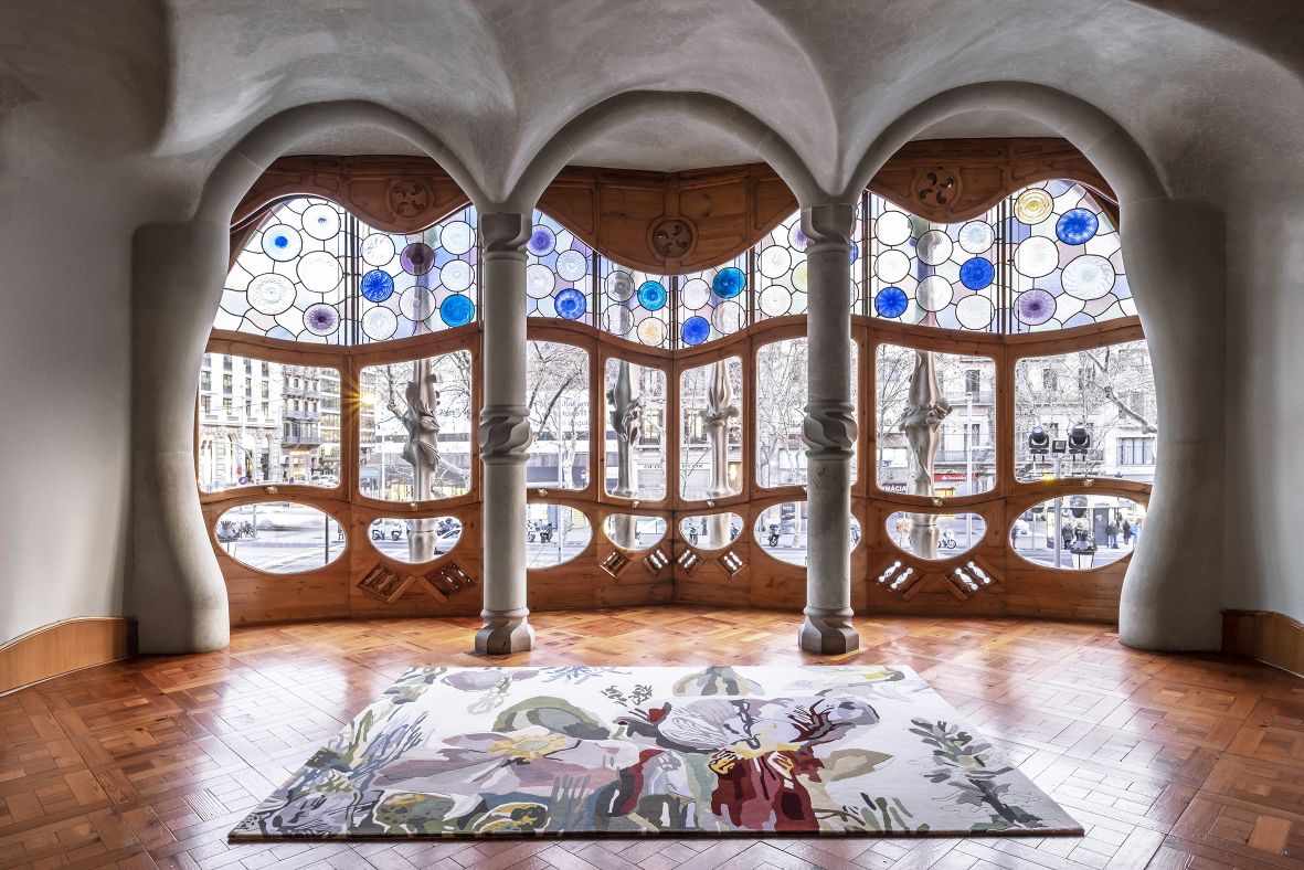 Flora Backyard Teppich von Nanimarquina in einem Raum mit großem Fenster und Holzboden.