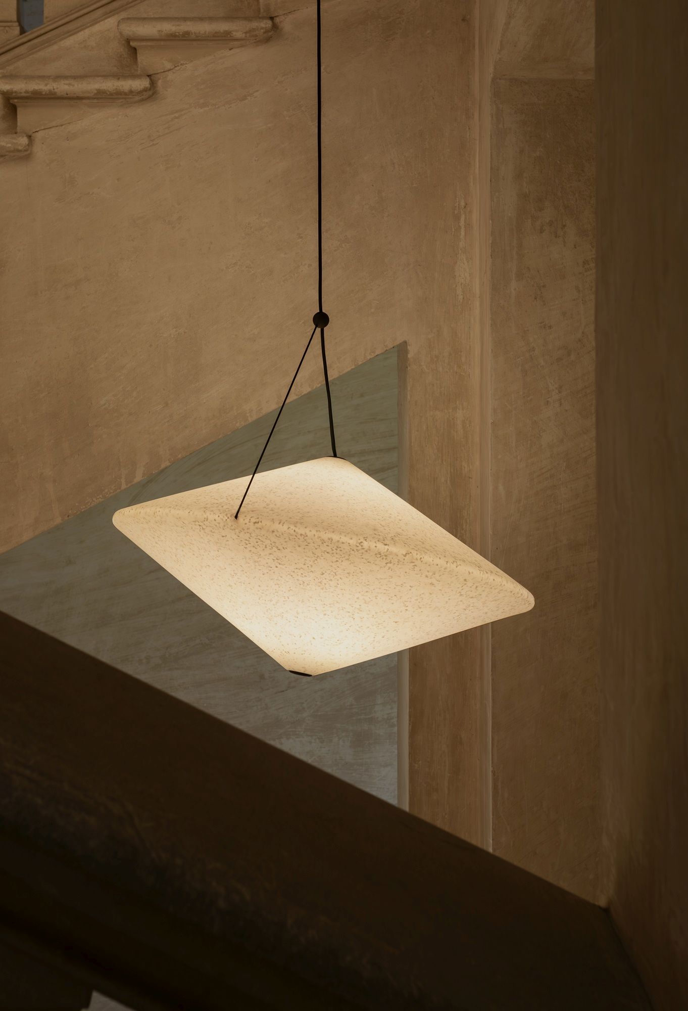 Nahaufnahme der Rificolona Pendelleuchte von Miniforms, eine moderne Deckenleuchte mit diffusem Licht.