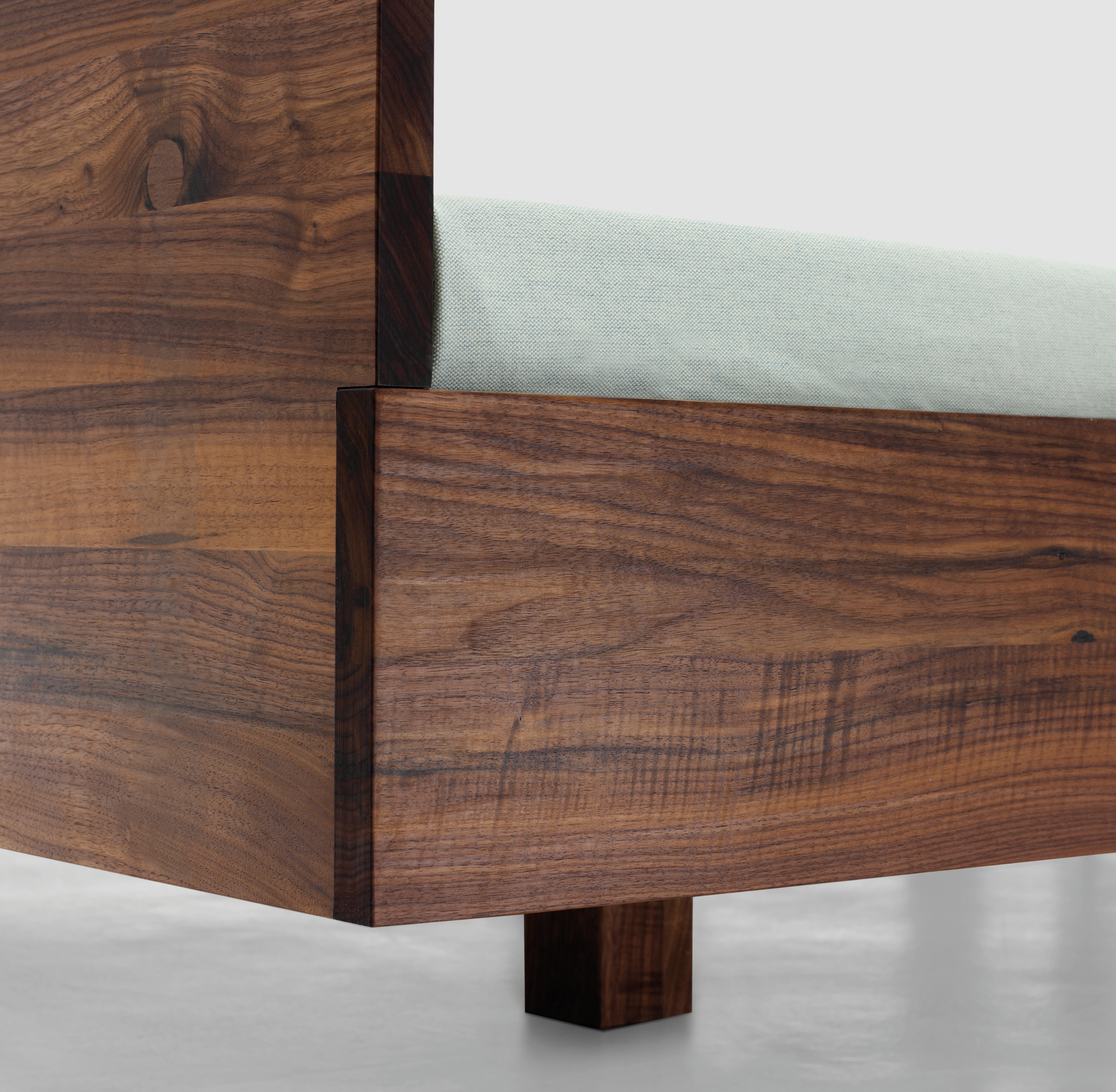 Detailaufnahme des Simple HI Holzbettrahmens aus Amerikanischem Nussbaum, modernes Design.