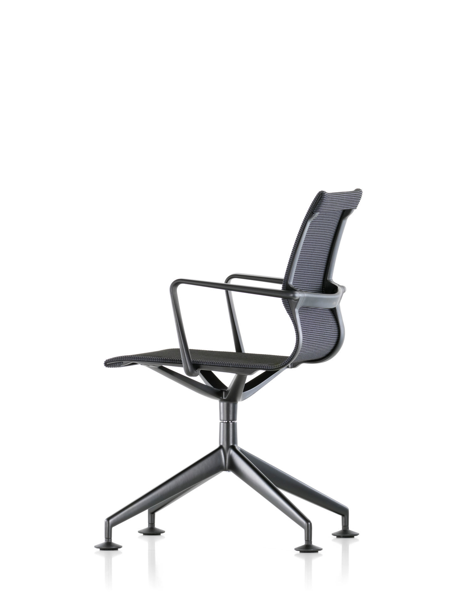 Schwarzer Physix Konferenzstuhl von Vitra mit Armlehnen und Netzrückenlehne, Ansicht von hinten.