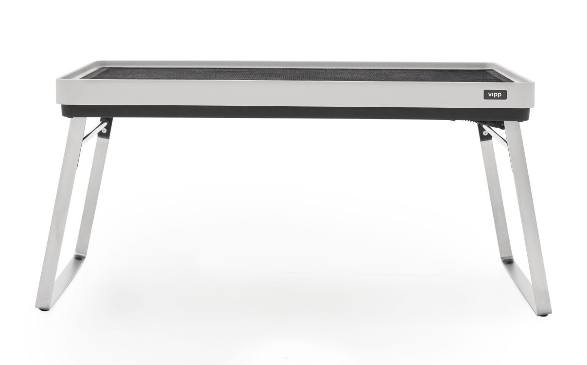 Vipp Tray Tisch für den Außenbereich, mit grauem Rahmen und Stahlbeinen auf weißem Hintergrund.