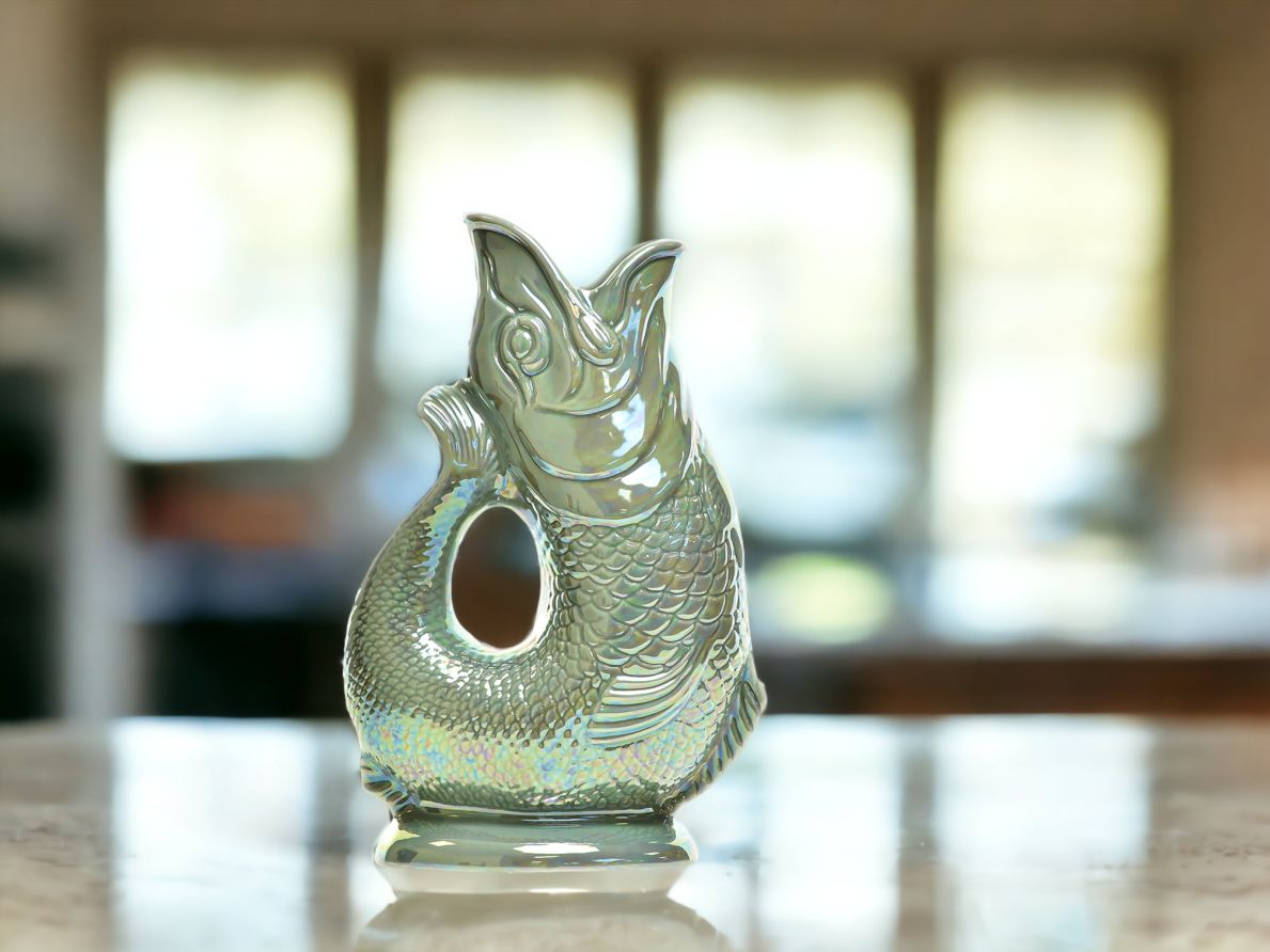 Gluckigluck Karaffe in Salbei-Lüster, Fisch-Design. Keramik Wasserkaraffe für Tisch und Küche.