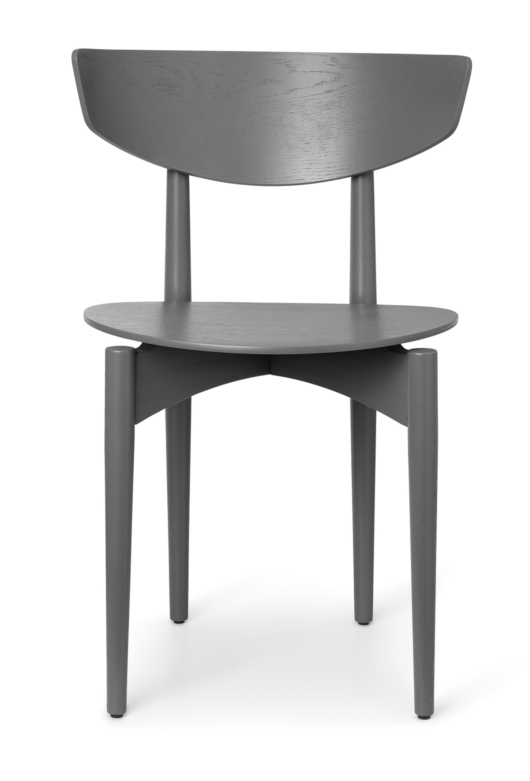 Herman Stuhl von Ferm Living, Esszimmerstuhl aus Holz in warmem Grau, Frontansicht.