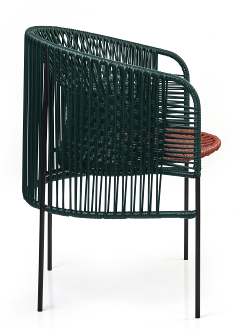 Caribe Chic Stuhl: Moosgrüner Outdoor-Stuhl mit Kupfer-Sitzfläche und schwarzem Metallgestell, Seitenansicht.