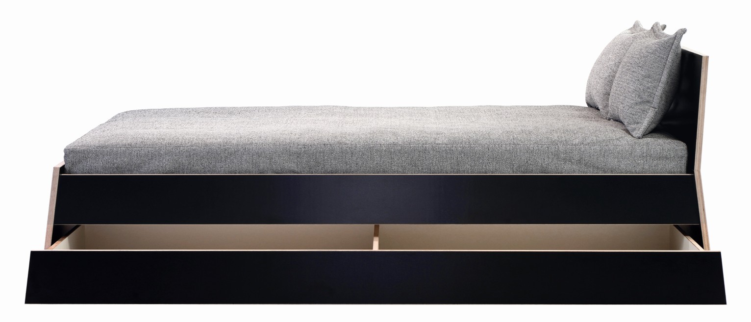 Stockholm Bett von Richard Lampert, 160 cm, mit Schubladen und hohem Kopfteil.