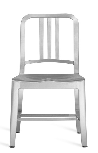 Silberner Emeco Navy Mini Chair Kinderstuhl aus Aluminium, Frontansicht. Robuster und stylischer Kinderstuhl.