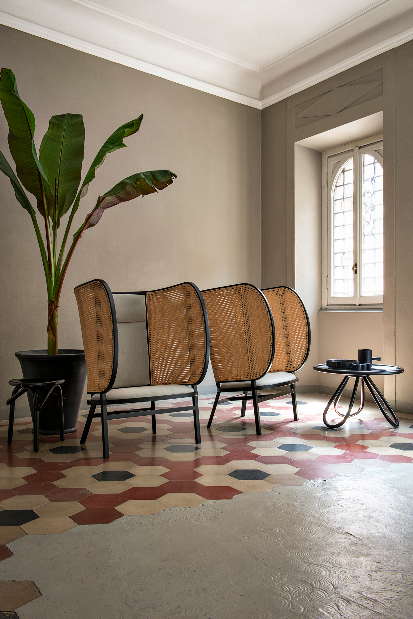 Arch Couchtisch von Wiener GTV Design, lackiert, mit Rattan und außergewöhnlichem Untergestell.