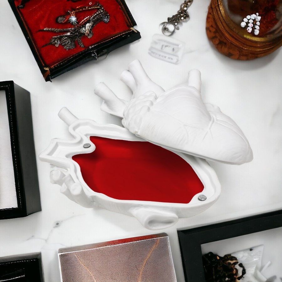 Geöffnete "Love in a Box" Schmuckdose von Seletti in Herzform, weiß mit rotem Innenraum.