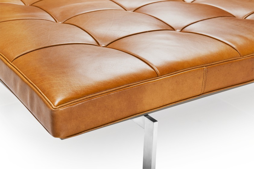 Detailaufnahme der PK81 Daybed Liege von Fritz Hansen mit braunem Lederpolster und Stahlgestell.