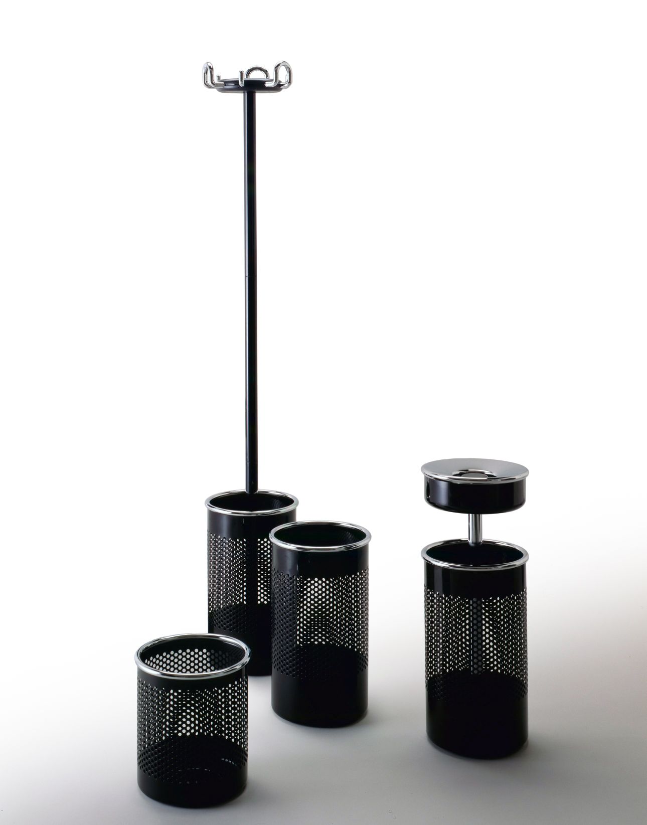 Schwarzer Cribbio Kleiderständer mit Schirmständer von Rexite, modernes Design für Flur und Garderobe.