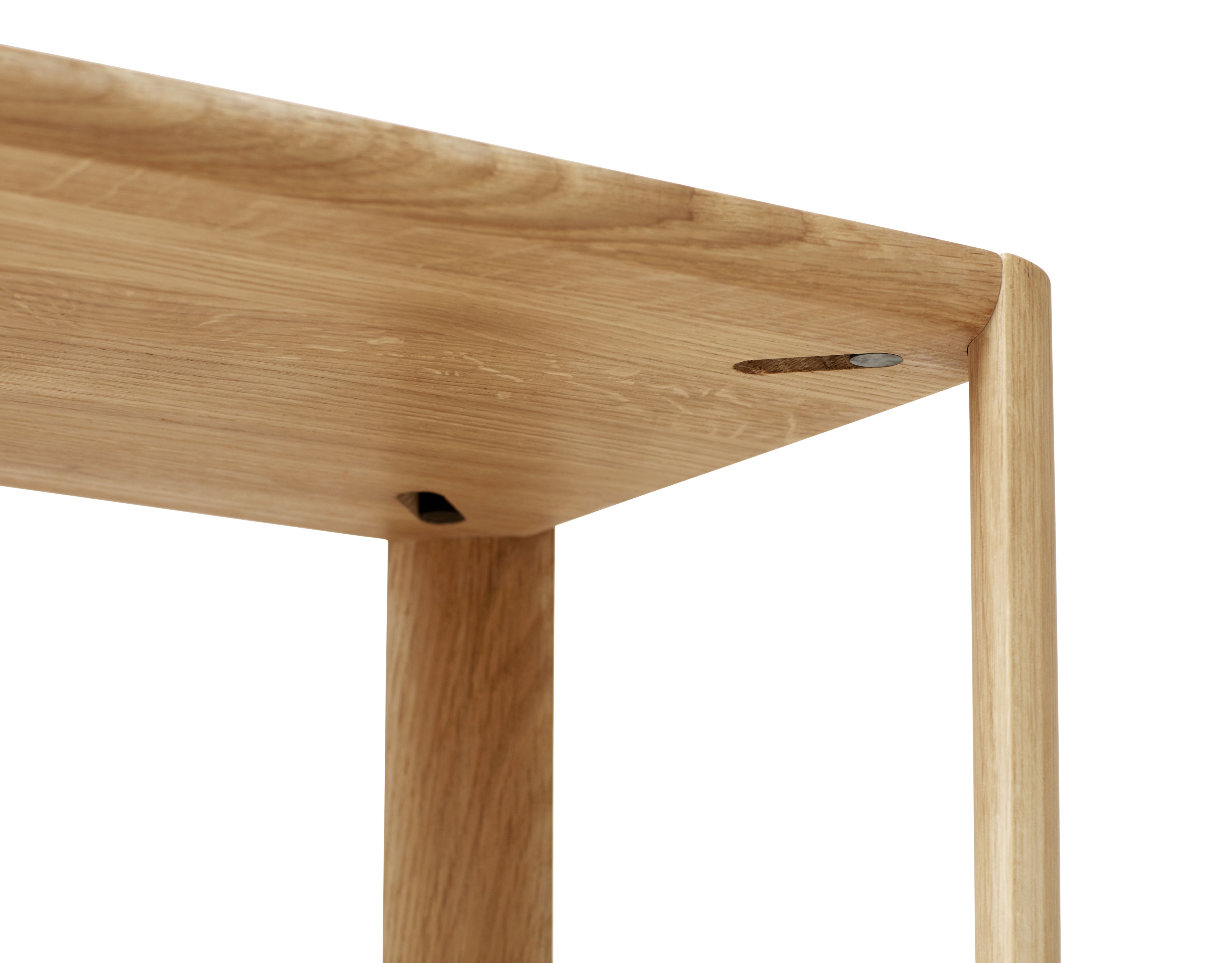 Detailaufnahme des Leaf Regals von Form & Refine: Geöltes Eichenholz und präzise Verarbeitung.