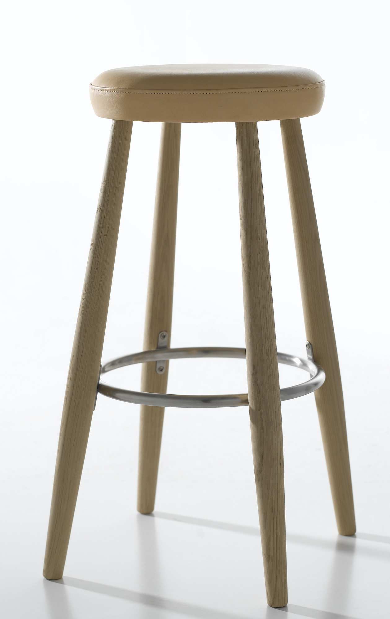 CH56 Barhocker von Carl Hansen: Hocker aus Holz mit Lederbezug und Fußstütze.