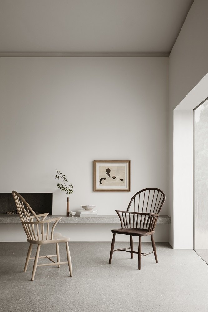 Zwei FH38 Windsor Stühle von Carl Hansen & Søn, Eiche geölt, im minimalistischen Interieur.