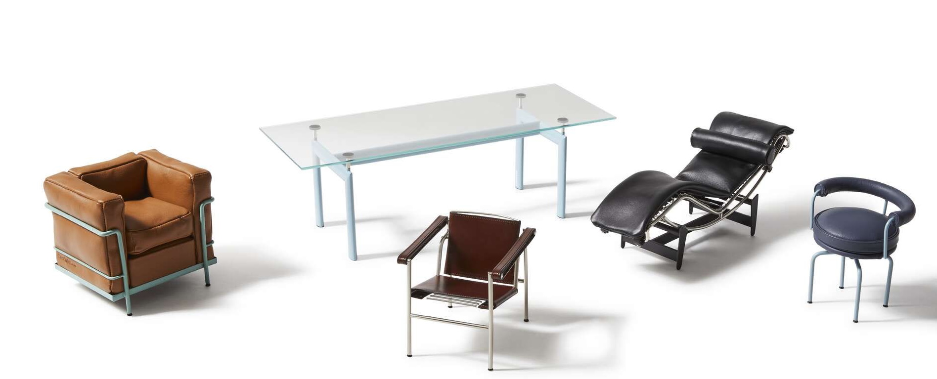 Miniatur-Möbelset: Cassina Liege, Sessel, Stuhl und Tisch im Miniaturformat auf weißem Hintergrund.