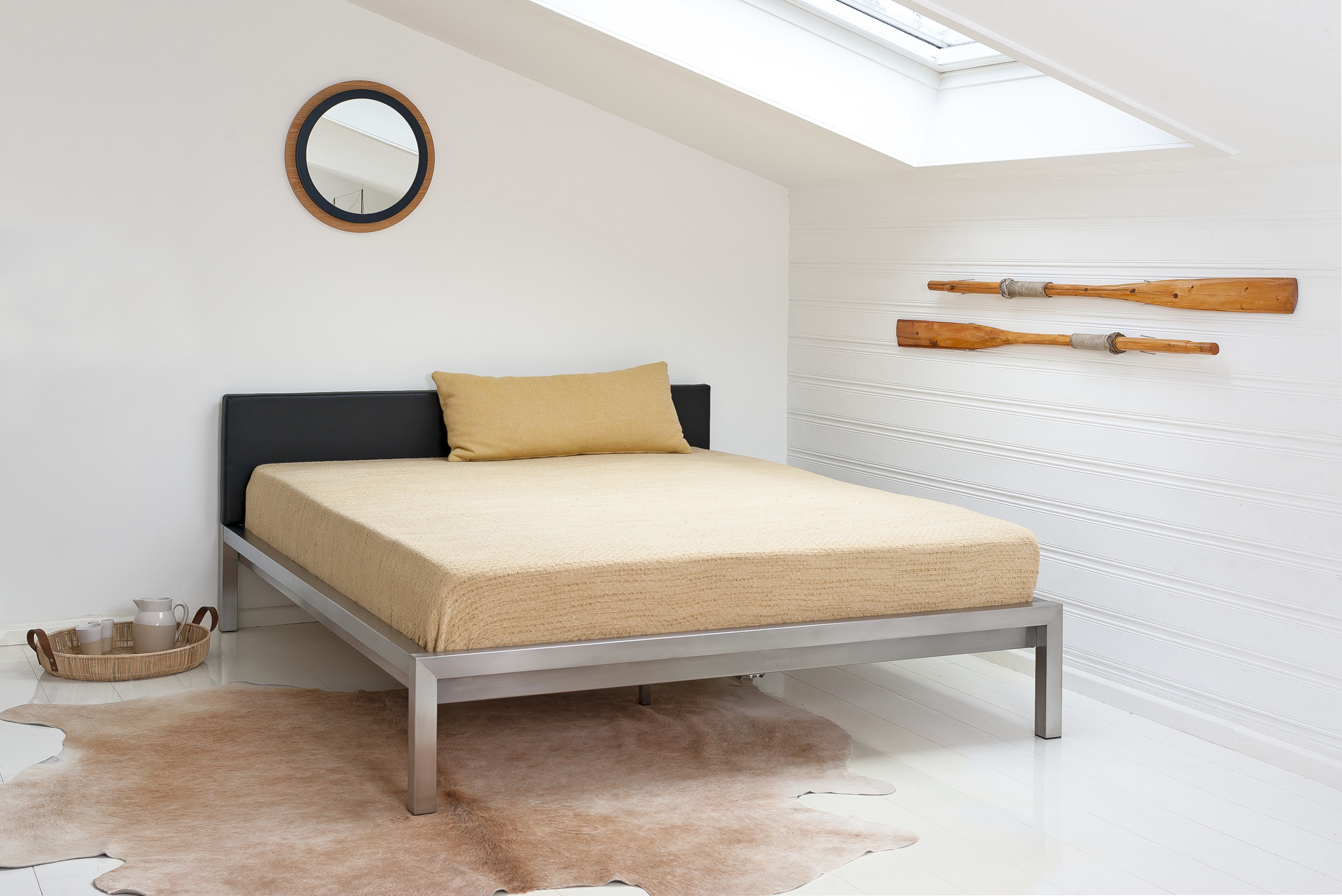 Pure Bett von Hans Hansen, Edelstahlrahmen mit Polsterkopfteil, 160x200 cm, modernes Schlafzimmerdesign.