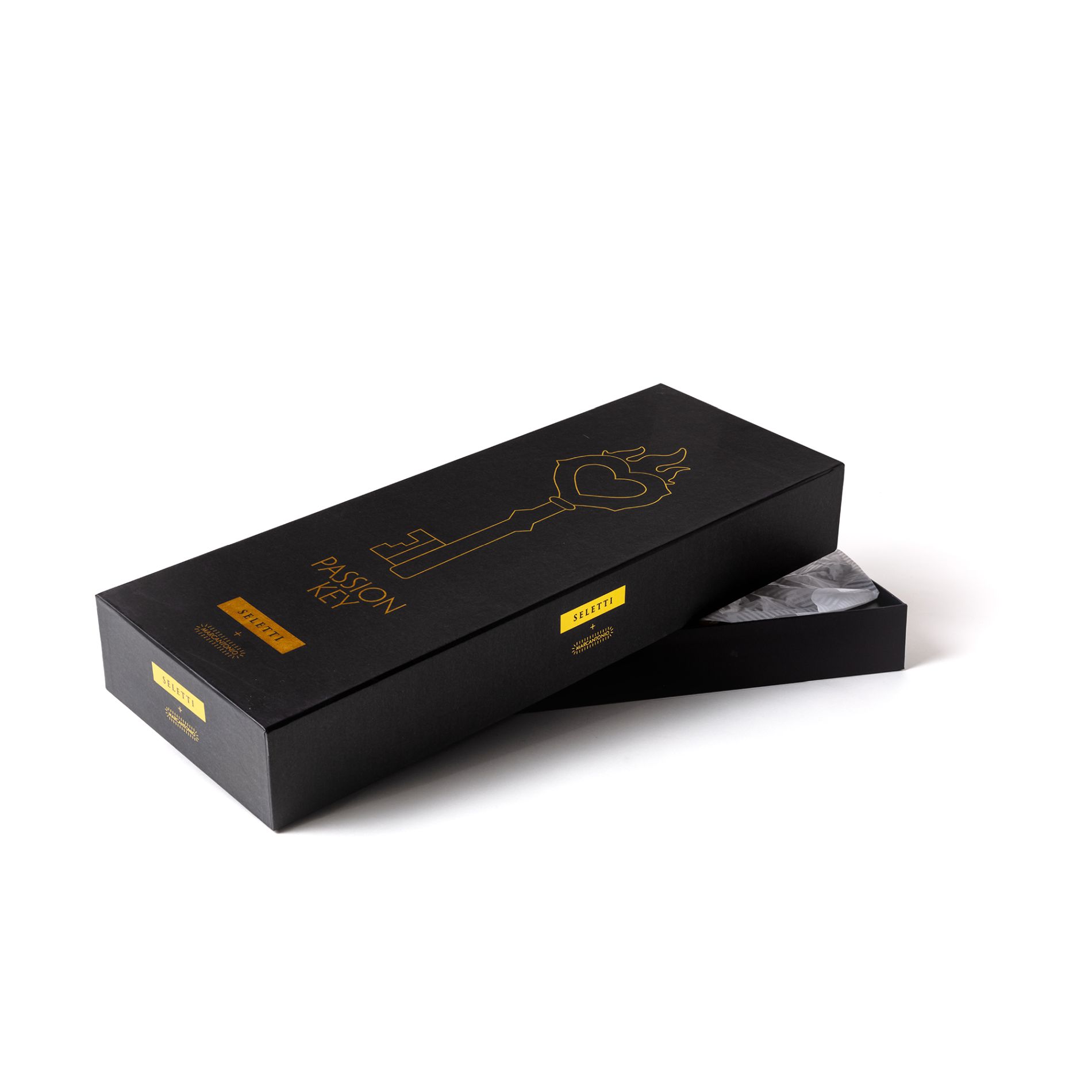 Schwarze Geschenkbox des Seletti Passion Key, mit goldenem Schlüssel und Herz als Deko.