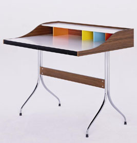 Vitra Home Desk Schreibtisch: Moderner Design Schreibtisch mit weißer Platte und farbigen Fächern.