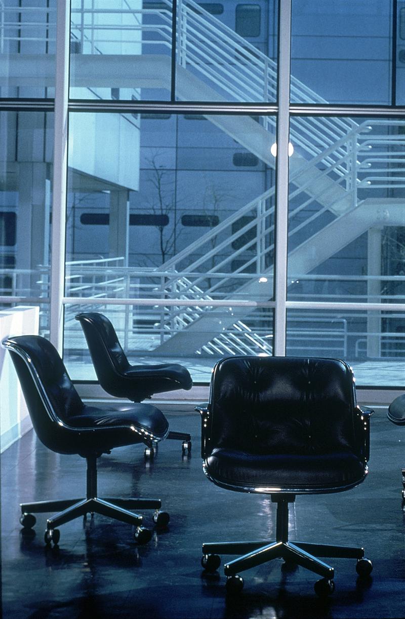 Schwarzer Pollock Executive Drehstuhl von Knoll International ohne Armlehnen im modernen Büro.