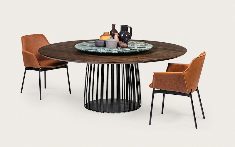 BC 07 Basket Tisch: Runder Esstisch aus geräucherter Eiche mit Aluminiumgestell und zwei Stühlen.