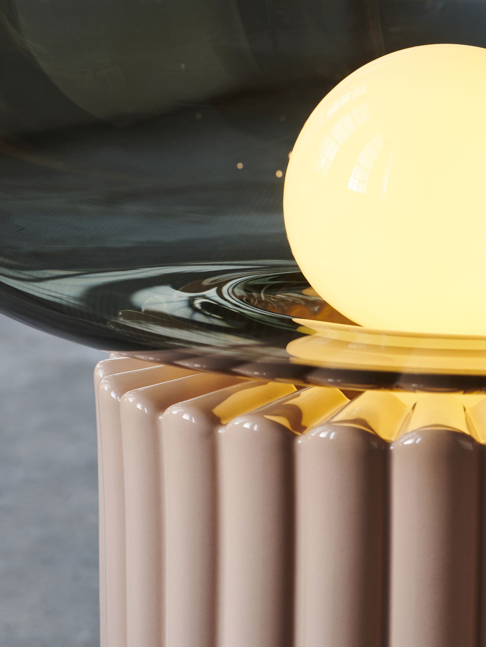 Detailaufnahme der Fungi Bodenleuchte in Warmbeige mit Glas und warmem Licht.