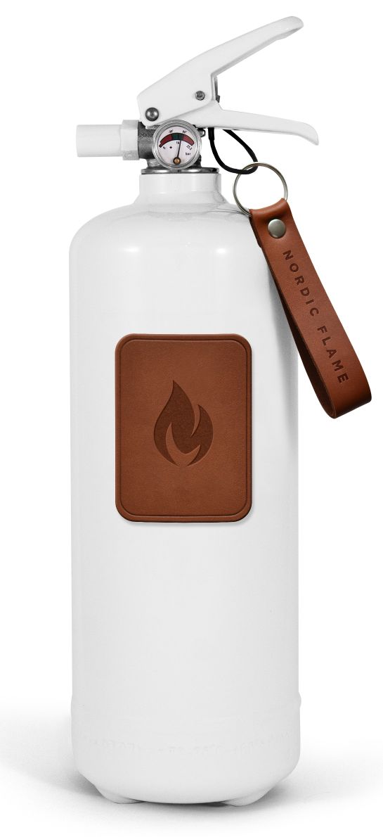 Weißer Feuerlöscher mit dunklem Lederemblem und Nordic Flame Anhänger, modernes Design für den Brandschutz.