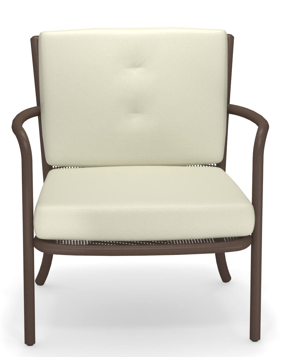 Athena Lounge Chair Sessel von Emu für den Außenbereich mit braunem Gestell und cremefarbenen Kissen.