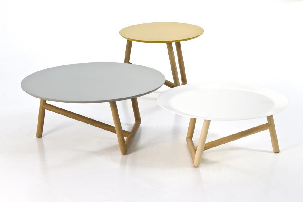Drei runde Klara Tische von Moroso in Grau, Gelb und Weiß mit Holzbeinen.