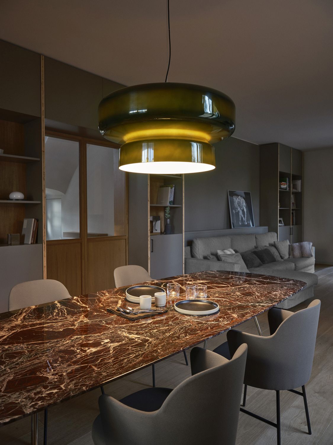 Bohemia Pendelleuchte in Violett von Marset über Esstisch mit Marmorplatte. Designlampe.