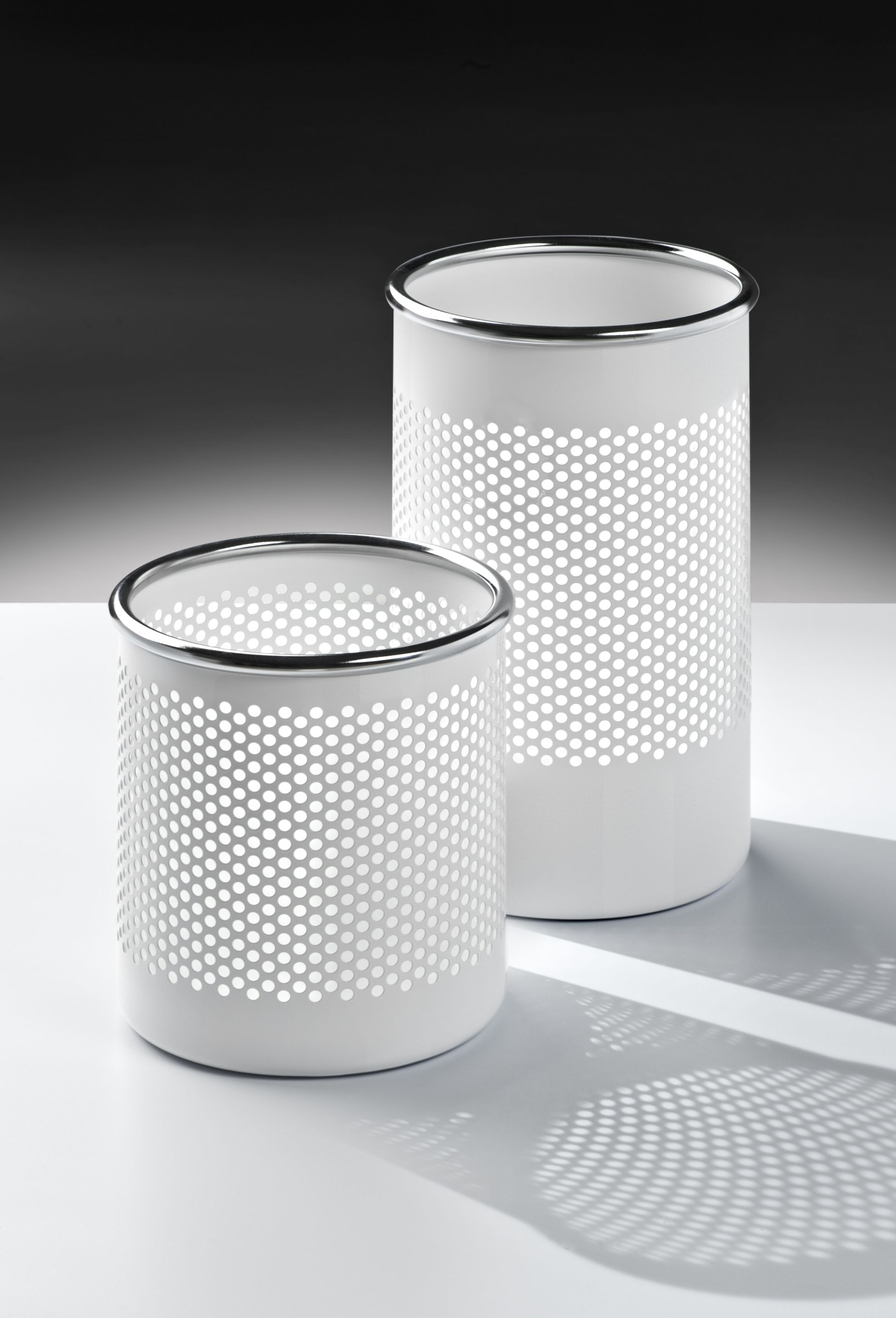 Zwei weiße Cribbio Schirmständer/Papierkörbe von Rexite mit Lochmuster und silbernem Rand. Modernes Design.