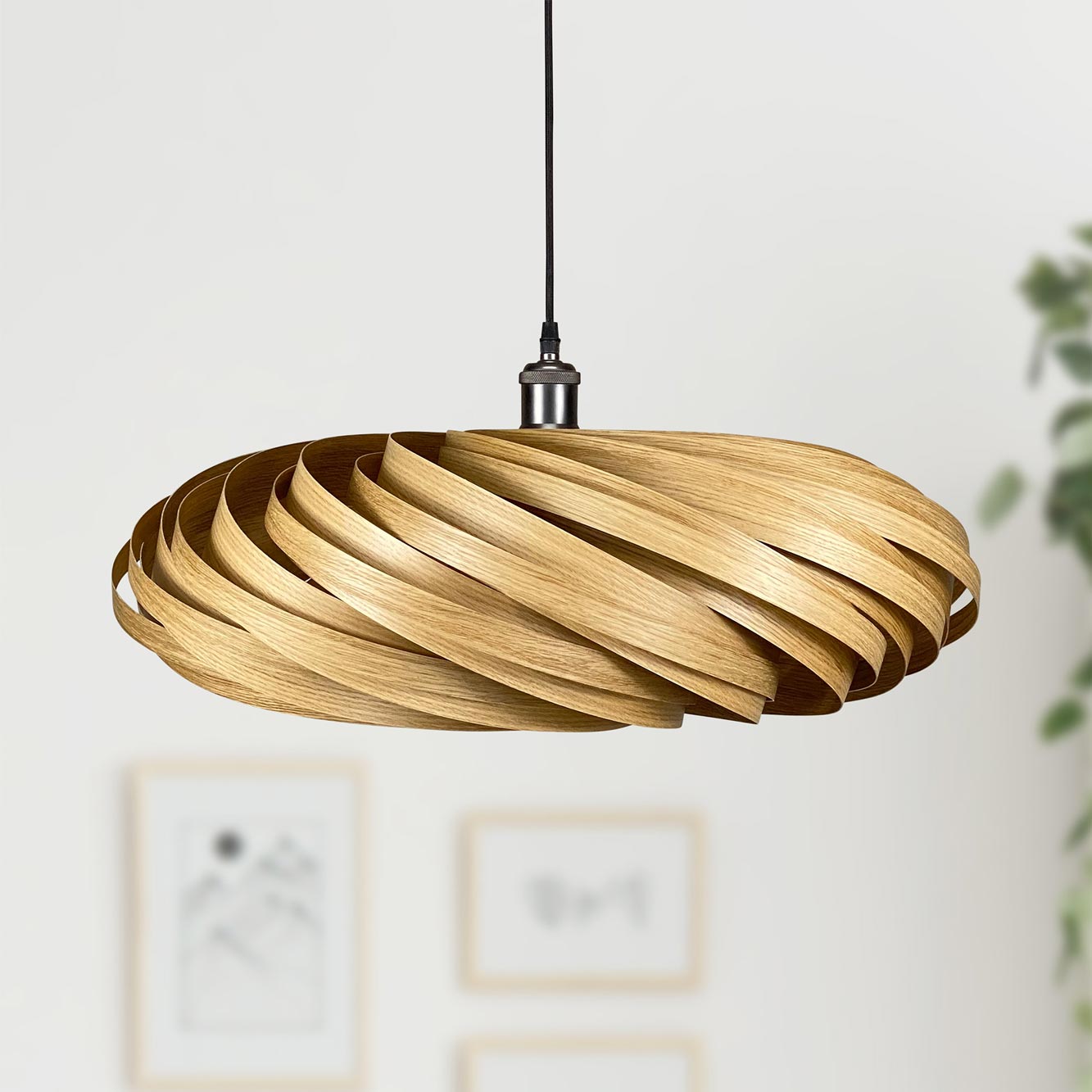 Veneria Hängeleuchte aus Eiche, moderne Holzlampe mit spiralförmigem Design für Wohnzimmer und Esszimmer.