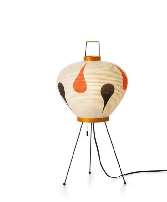 Akari Tischleuchte 3AD von Vitra: Japanische Papierleuchte mit schwarzem Metallfuß und farbigen Akzenten.